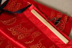 「素地珊瑚色棉麻豎領斜襟長衫」「大紅團花織金桑波緞折襇裙」-资料图