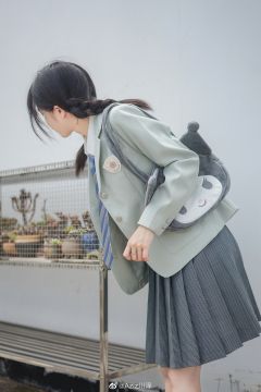 三粒扣西服-资料图