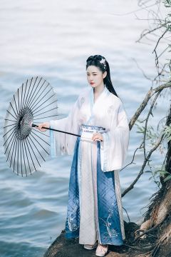 仑灵:蓝-资料图