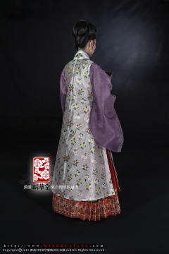 四季花卉遍地开妆花纱褙心-资料图