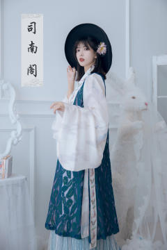 千山黛-资料图