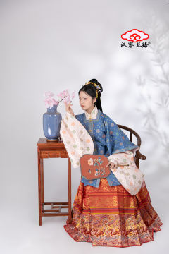 婚服飞凤天马满地·马面裙-资料图