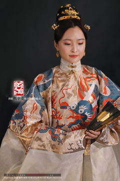 过肩蟒云肩通袖妆花织金纱-资料图