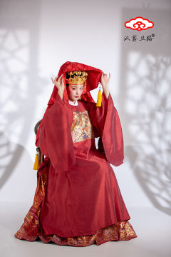 婚服折枝花纹·补服圆领袍-资料图