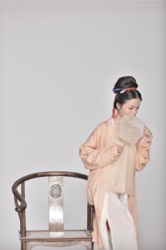 珊瑚色花罗褙子杭罗裤子套装-资料图