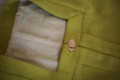 「秋香羊絨方領披襖」「赭色素地天絲棉折襇裙」-资料图