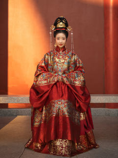 红妆融熠·女款婚服-资料图